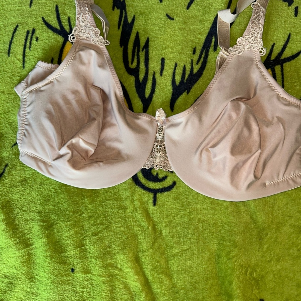 Lace Trim Nude Bra Sz 40 D Marilyn Monroe brand new lace and has a ribbon on it